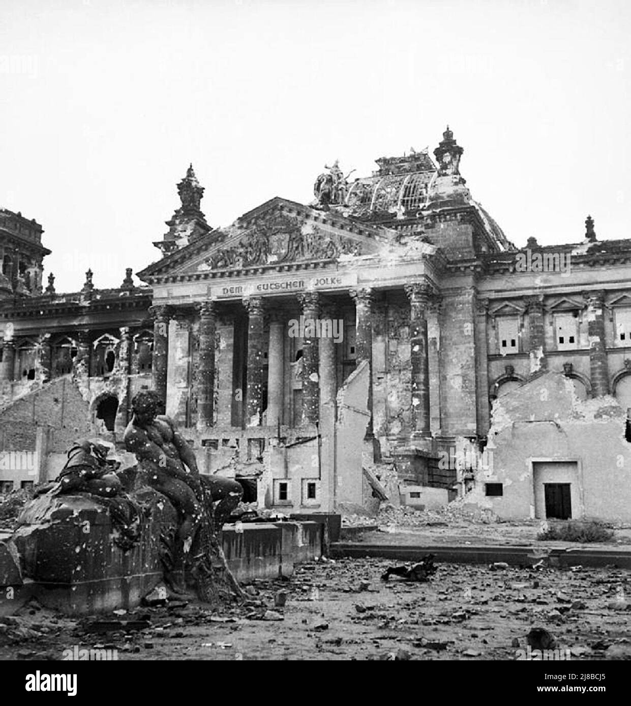 Il Reichstag tedesco a Berlino dopo la guerra, mostrando i suoi pesanti danni durante la battaglia di Berlino Foto Stock