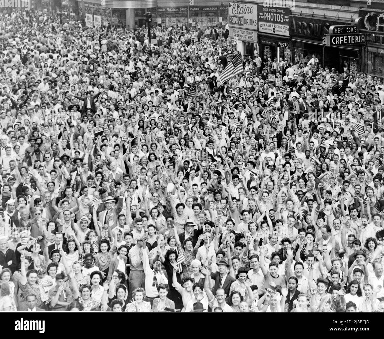 La folla festeggia il VJ Day (la vittoria sul Giappone), che segnò la fine dei combattimenti nel WW2, per le strade di New York Foto Stock