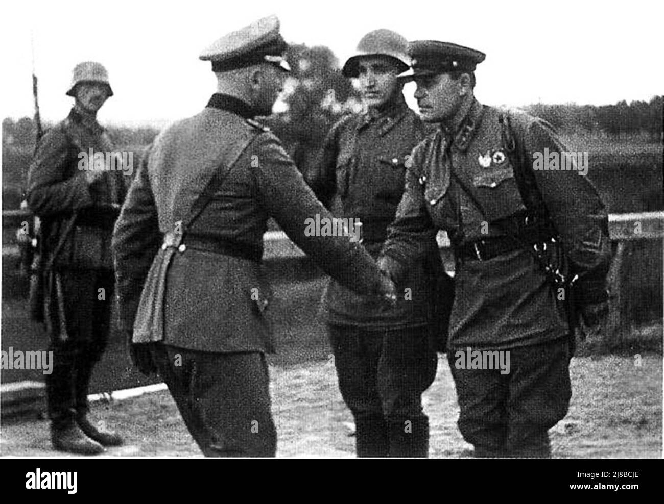 Gli ufficiali dell'esercito tedesco e sovietico raffiguravano delle mani tremanti dopo la divisione della Polonia, seconda guerra mondiale Foto Stock