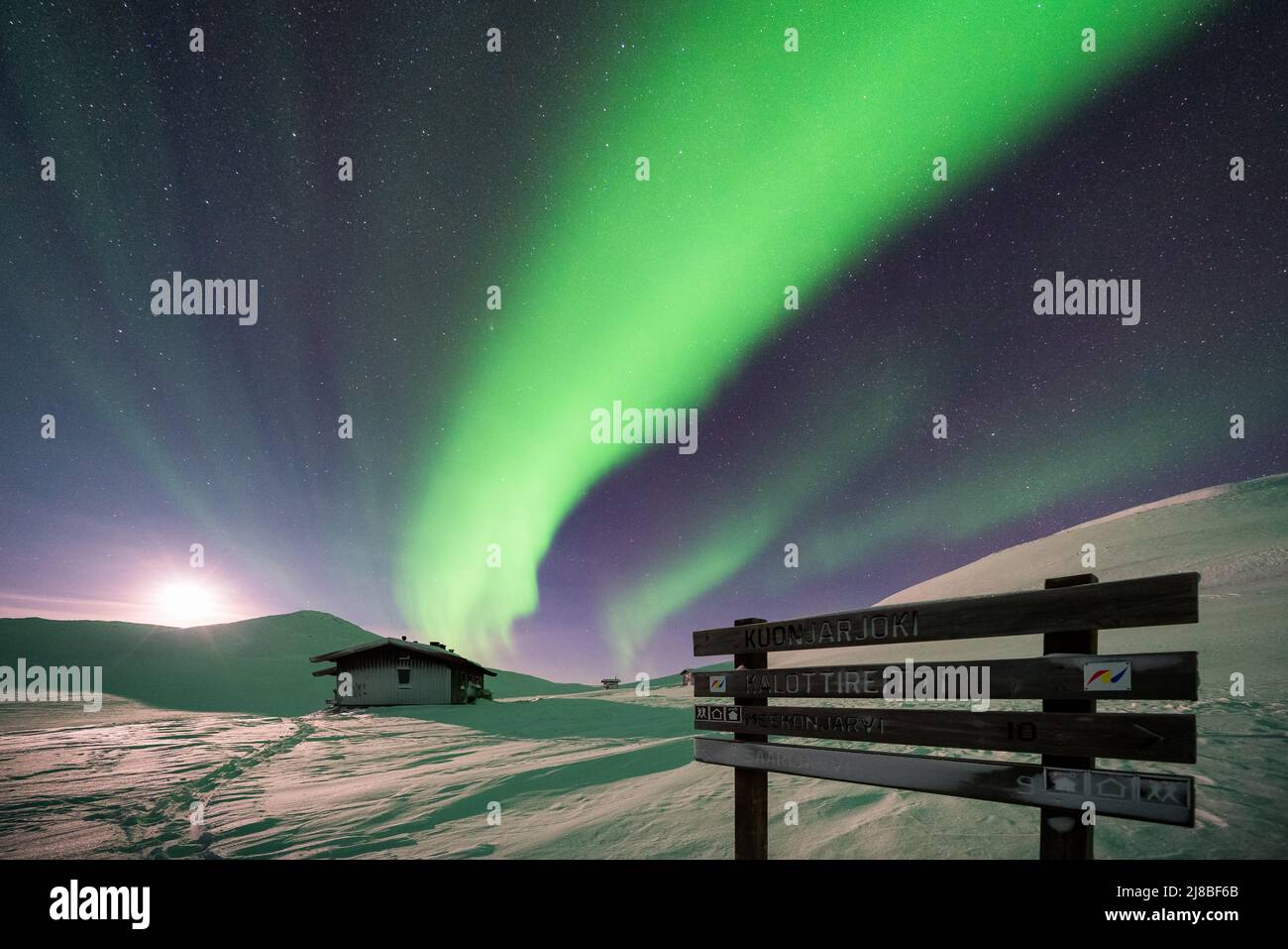 Aurora boreale vista a Kuonjarjokin aperta capanna selvaggia, Enontekiö, Lapponia, Finlandia Foto Stock