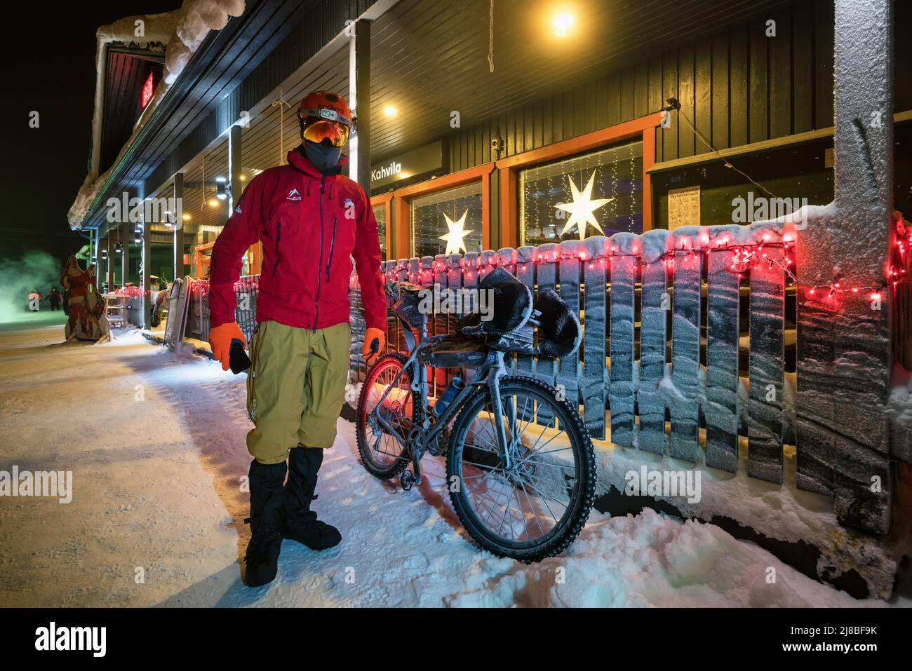 Un ciclista freddo a Kaaresuvanto, Enontekiö, Lapponia, Finlandia Foto Stock