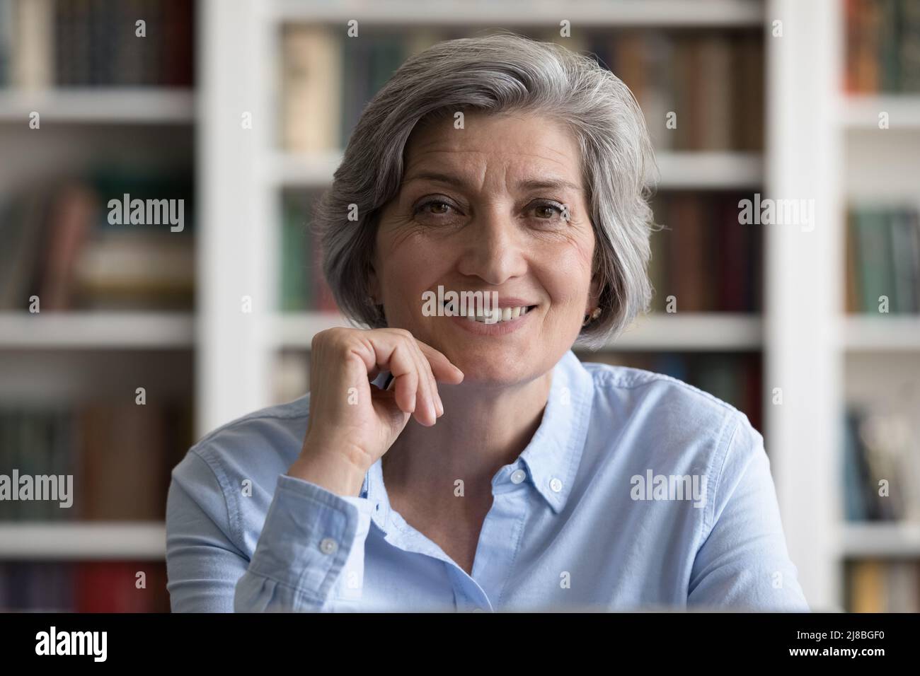 Felice anziano grigio capelli donna business, insegnante Foto Stock