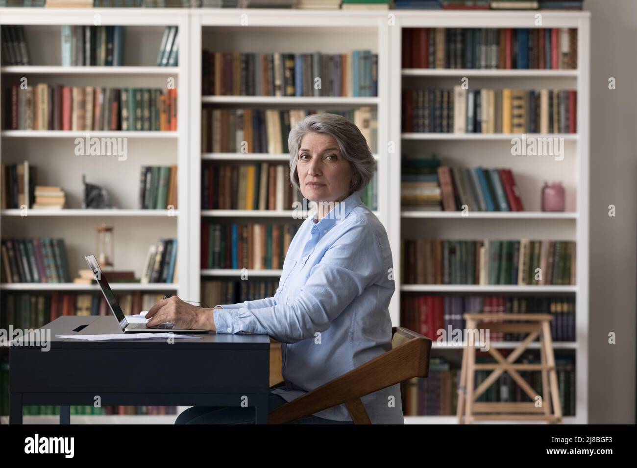 Donna di professore universitario anziana seria, studente universitario maturo Foto Stock