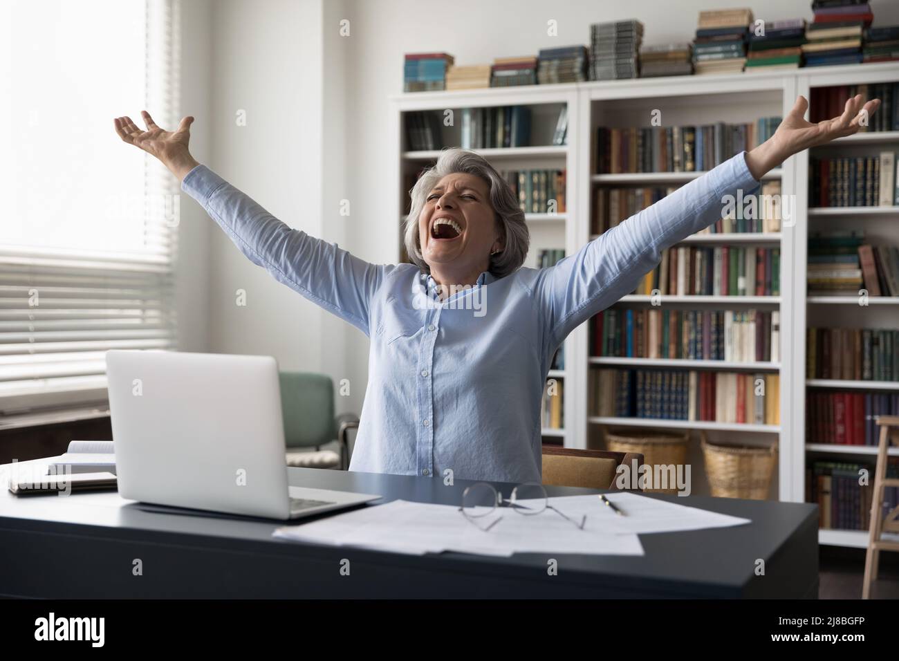 Felice euforica maturo business professionale donna eccitato con successo di lavoro Foto Stock