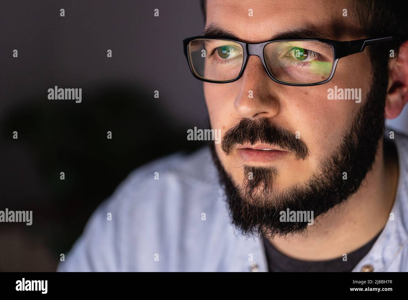 Giovane uomo d'affari che lavora sul computer portatile di notte in ufficio Foto Stock