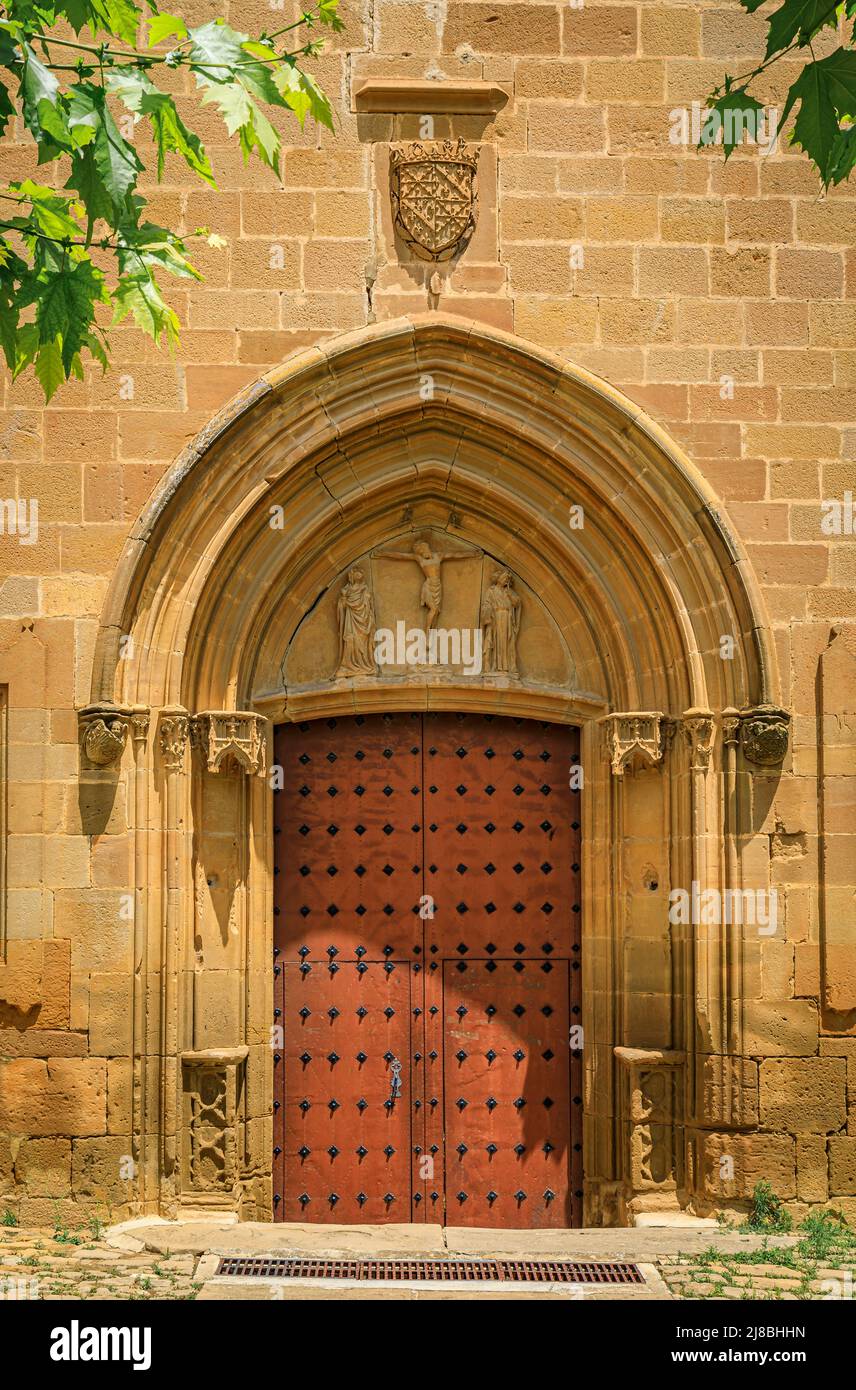 Antica porta in legno ornata con accenti metallici del convento di San Francisco a Olite, Spagna fondata secondo la leggenda da San Francesco Foto Stock