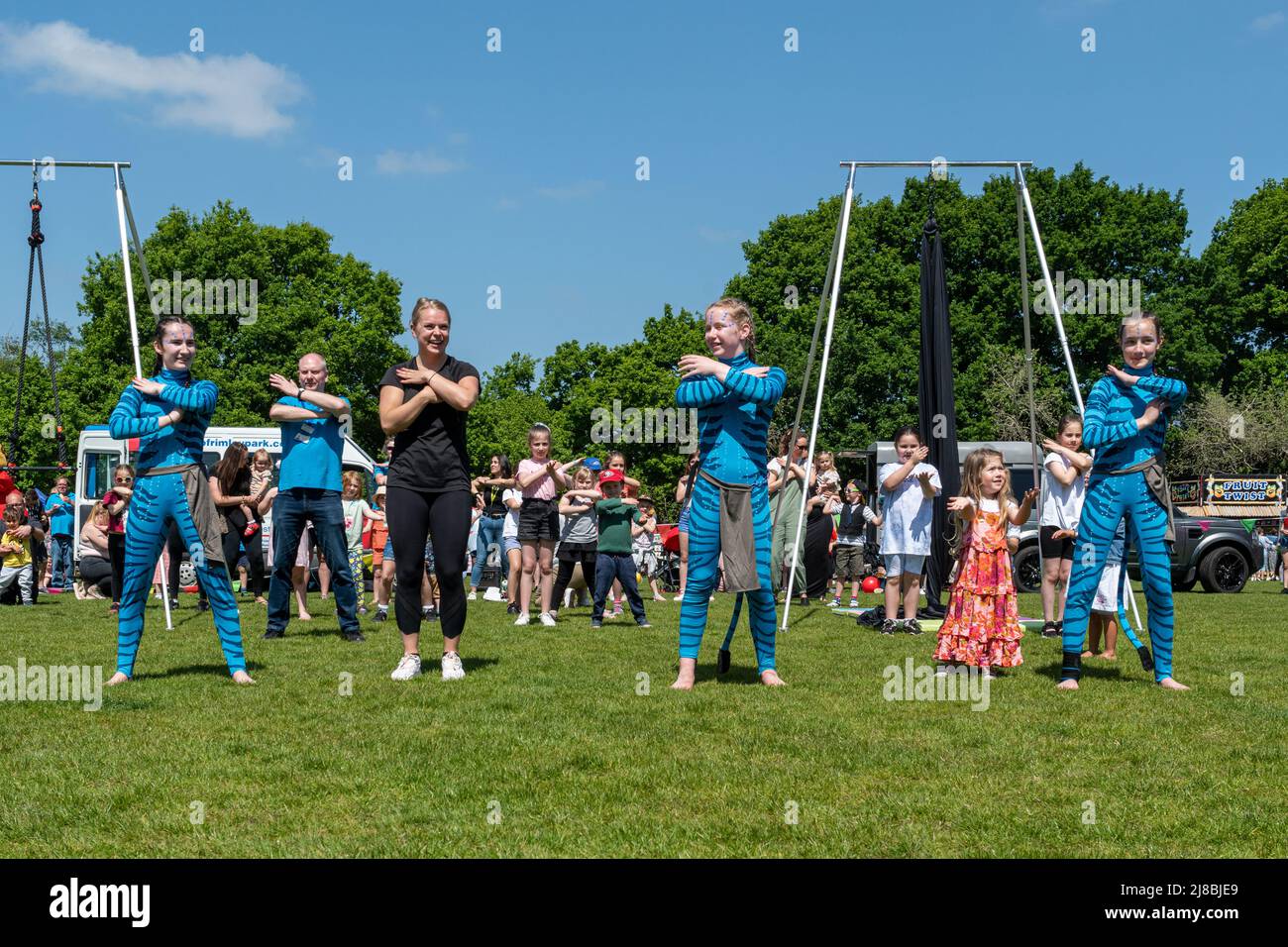Evento Arena al Surrey Heath Show di Frimley Lodge Park, Surrey, Inghilterra, Regno Unito, maggio 2022. Ballare la macarena con il pubblico che partecipa. Foto Stock