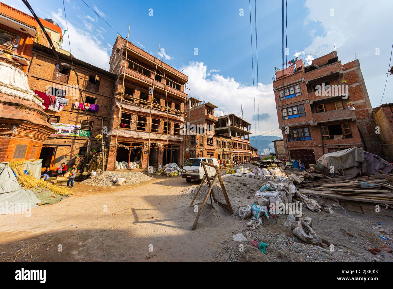 Bhaktapur, Nepal - 29 ottobre 2021: Città nell'angolo orientale della valle di Kathmandu in Nepal. Case dilapidati in ricostruzione in un cortile o Foto Stock