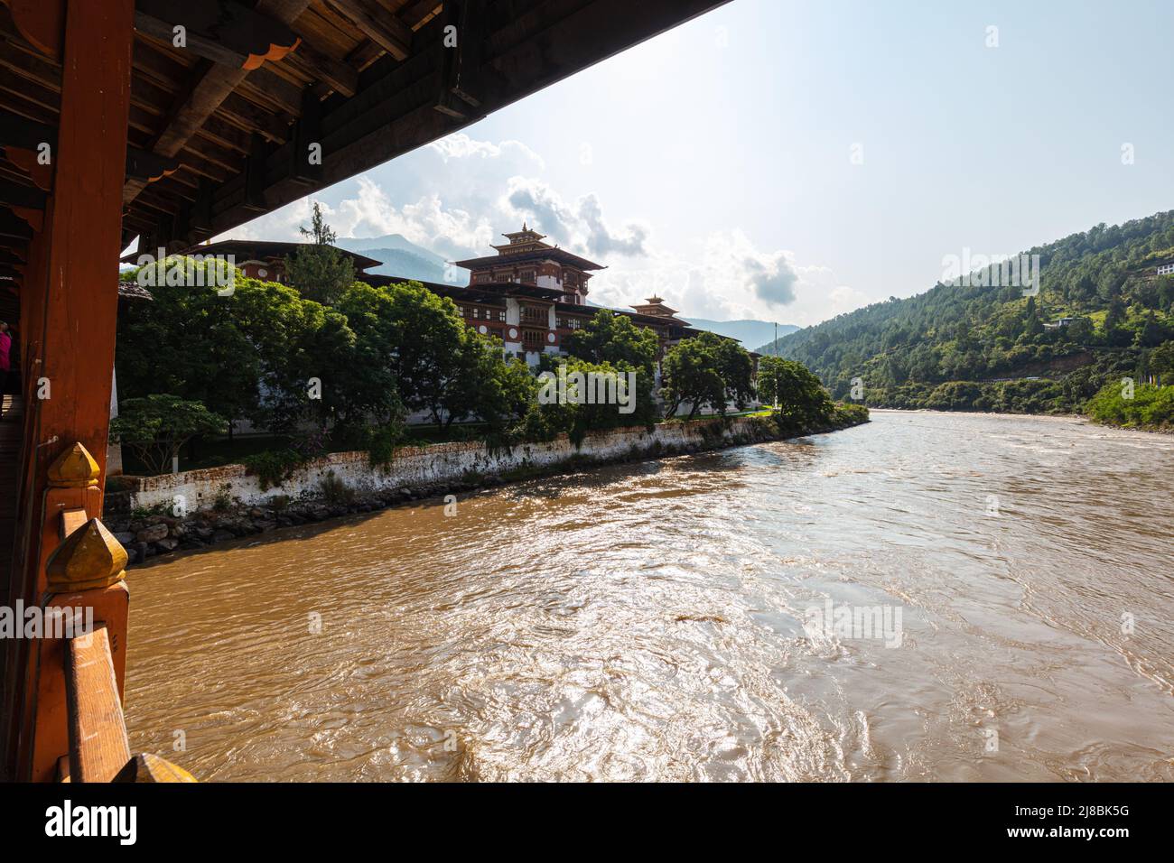 Bhutan - 24 ottobre 2021: Il Punakha Dzong tra il fiume Pho Chhu e Mo Chhu in Bhutan. Monastero di Punakha Dzong, uno dei più grandi monasteri Foto Stock