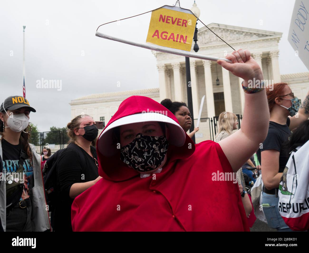 14 maggio 2022, Washington, Distretto di Columbia, USA: Migliaia di persone sono venute nella capitale nationÃs womenÃs per sostenere il diritto di scegliere un aborto e respingere alternative illegali e minacciose di vita. Il raduno a Washington, DC è stato uno dei 450 divieti di eventi del nostro corpo che si sono verificati in tutto il mondo in reazione alla trapelata bozza di parere della Corte Suprema che ha rovesciato Roe contro Wade. (Credit Image: © sue Dorfman/ZUMA Press Wire) Foto Stock