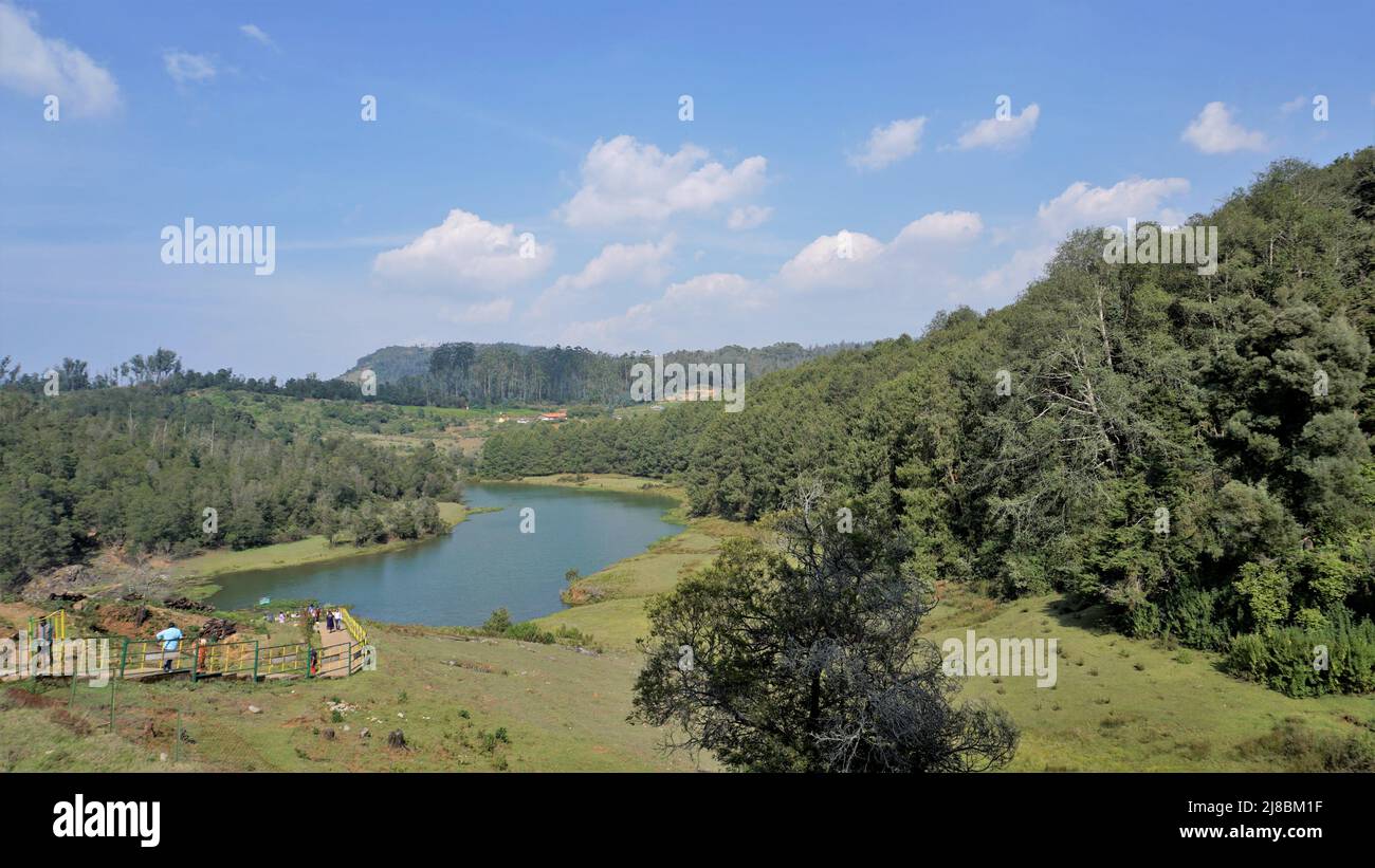 Ooty,Tamilnadu,India-Aprile 30 2022: Turisti che godono di una splendida vista del fiume che scorre nelle cascate di Pykara, Ooty. La migliore destinazione turistica per la luna di miele in Sout Foto Stock