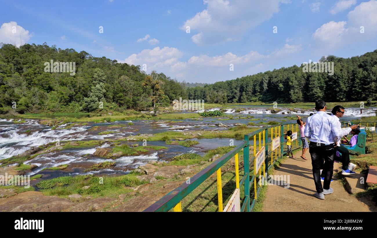 Ooty,Tamilnadu,India-Aprile 30 2022: Turisti che godono di una splendida vista del fiume che scorre nelle cascate di Pykara, Ooty. La migliore destinazione turistica per la luna di miele in Sout Foto Stock