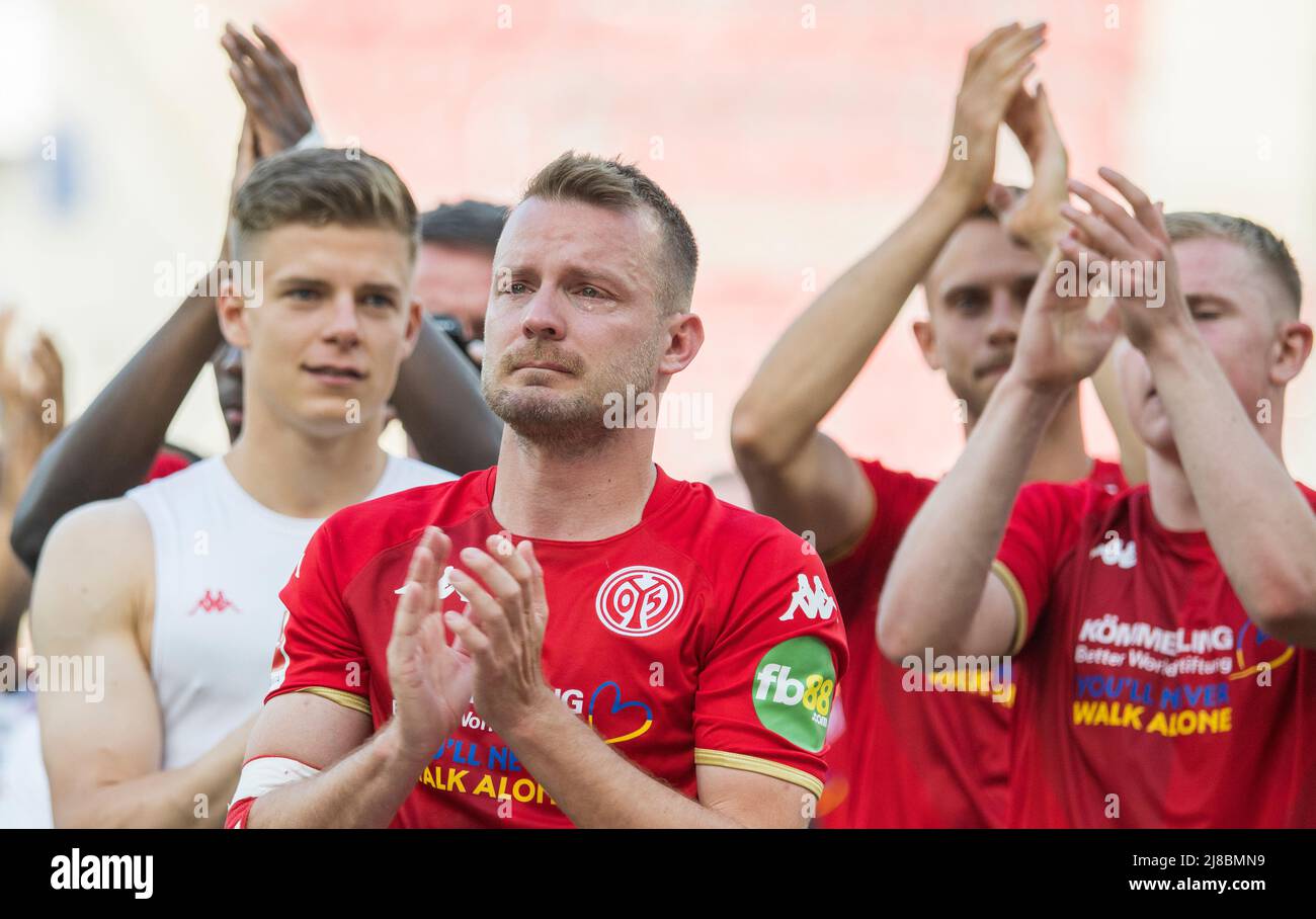 14 maggio 2022, Renania-Palatinato, Magonza: Calcio: Bundesliga, FSV Mainz 05 - Eintracht Frankfurt, Matchday 34, Mewa Arena. Daniel Brosinski Mainzer dice Arrivederci ai suoi compagni di squadra e fan con lacrime negli occhi dopo la fine del gioco. Dopo otto anni e oltre 200 giochi Bundesliga per il 1. FSV Mainz 05, lascia il club. Foto: Torsten Silz/dpa - NOTA IMPORTANTE: In conformità con i requisiti del DFL Deutsche Fußball Liga e del DFB Deutscher Fußball-Bund, è vietato utilizzare o utilizzare fotografie scattate nello stadio e/o del match sotto forma di immagini sequenziali e/ Foto Stock