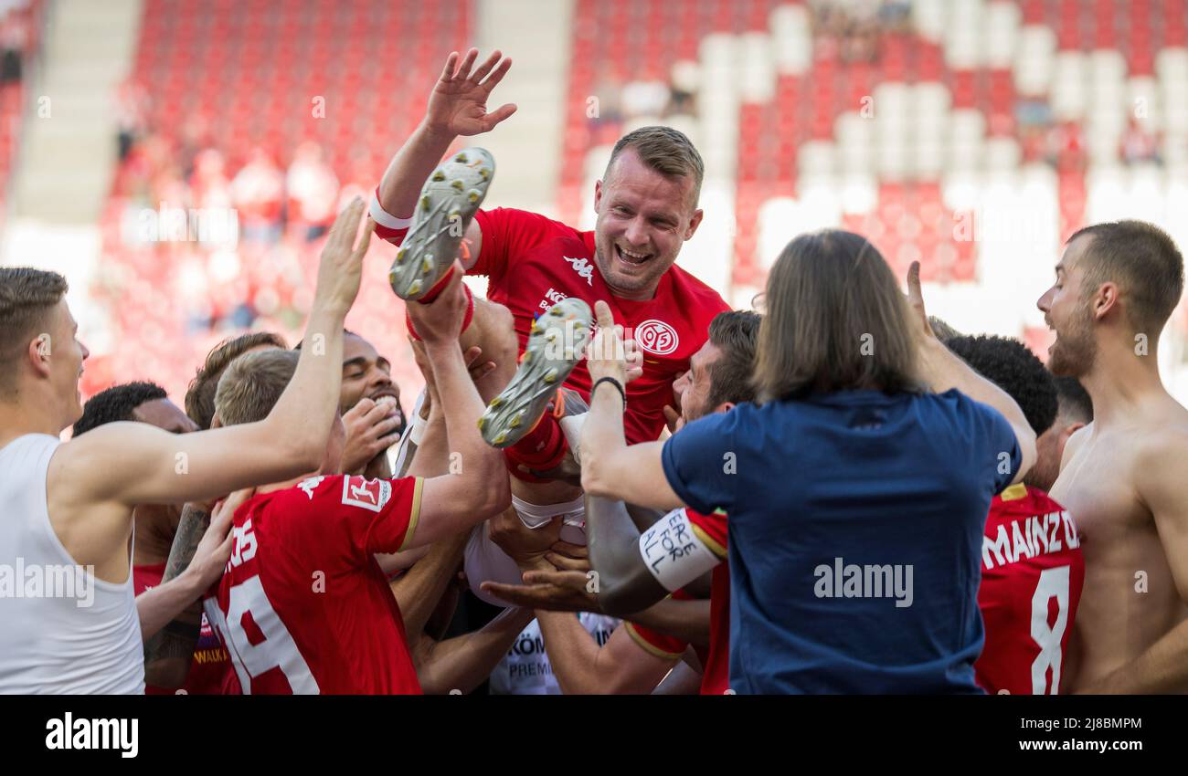 14 maggio 2022, Renania-Palatinato, Magonza: Calcio: Bundesliga, FSV Mainz 05 - Eintracht Frankfurt, Matchday 34, Mewa Arena. Daniel Brosinski Mainzer dice Arrivederci ai suoi compagni di squadra e fan con lacrime negli occhi dopo la fine del gioco. Dopo otto anni e oltre 200 giochi Bundesliga per il 1. FSV Mainz 05, lascia il club. Foto: Torsten Silz/dpa - NOTA IMPORTANTE: In conformità con i requisiti del DFL Deutsche Fußball Liga e del DFB Deutscher Fußball-Bund, è vietato utilizzare o utilizzare fotografie scattate nello stadio e/o del match sotto forma di immagini sequenziali e/ Foto Stock