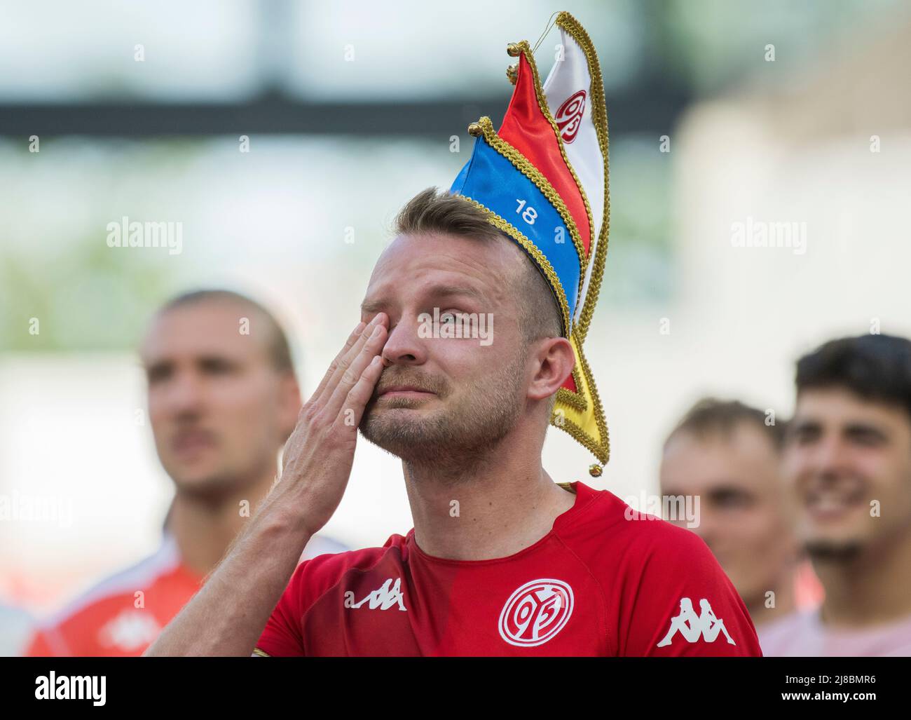 14 maggio 2022, Renania-Palatinato, Magonza: Calcio: Bundesliga, FSV Mainz 05 - Eintracht Frankfurt, Matchday 34, Mewa Arena. Daniel Brosinski Mainzer dice Arrivederci ai suoi compagni di squadra e fan con lacrime negli occhi dopo la fine del gioco. Dopo otto anni e oltre 200 giochi Bundesliga per il 1. FSV Mainz 05, lascia il club. Foto: Torsten Silz/dpa - NOTA IMPORTANTE: In conformità con i requisiti del DFL Deutsche Fußball Liga e del DFB Deutscher Fußball-Bund, è vietato utilizzare o utilizzare fotografie scattate nello stadio e/o del match sotto forma di immagini sequenziali e/ Foto Stock