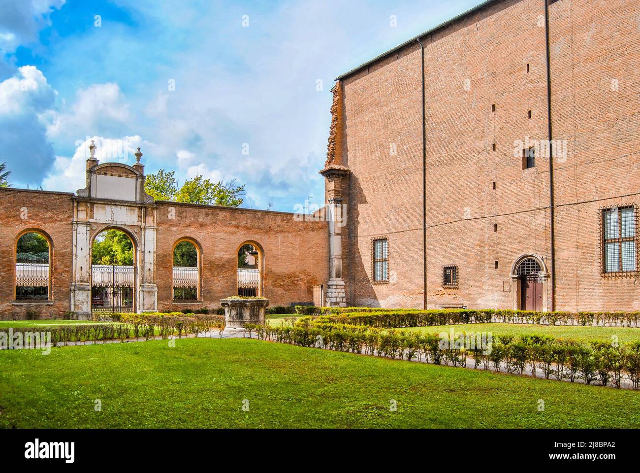 Il cortile e il giardino di Palazzo dei diamanti, edificio rinascimentale costruito nel 15th secolo. Ferrara, Emilia Romagna, Italia Foto Stock