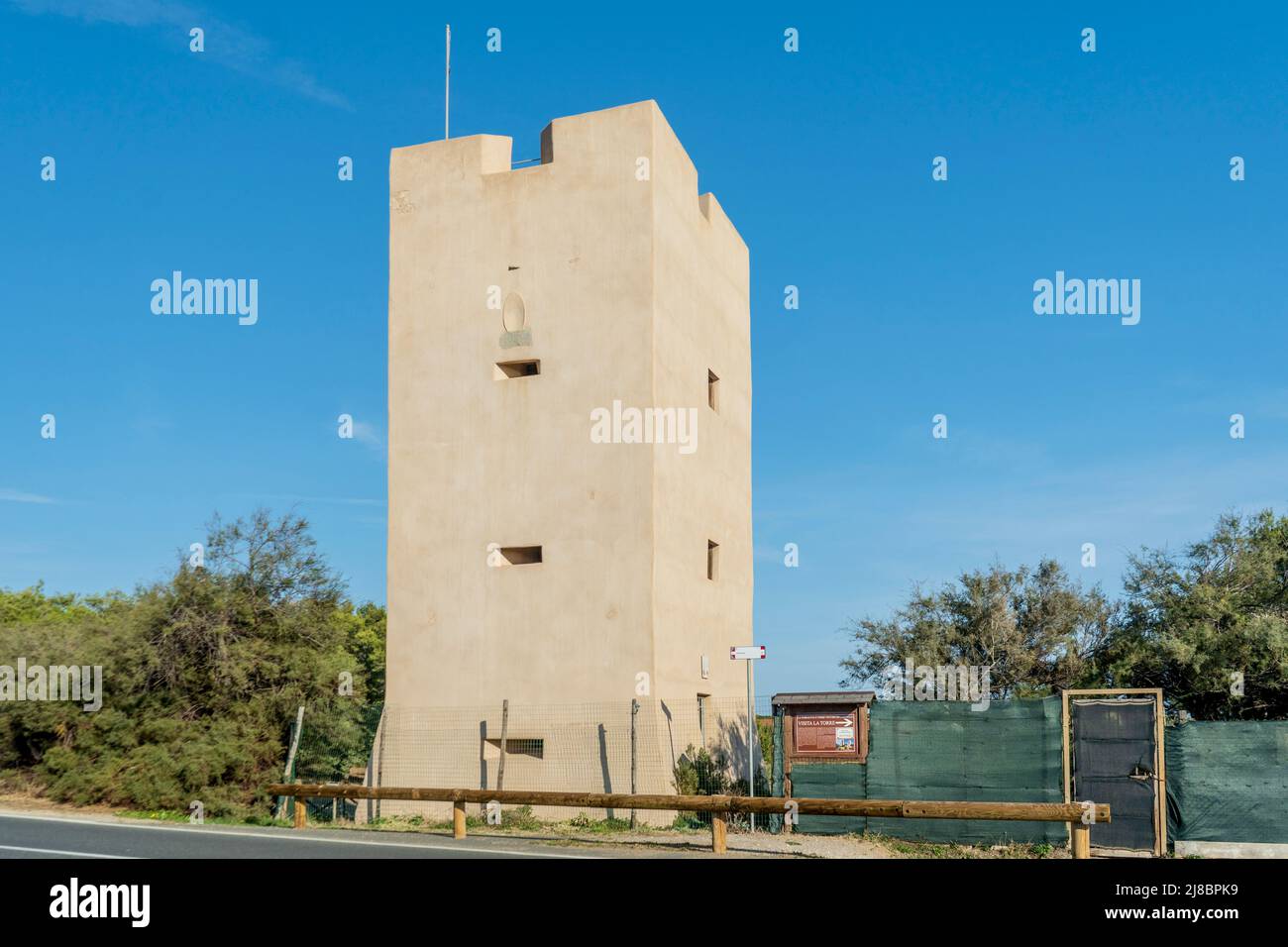 La cosiddetta 'Torraccia' o 'Torre Nuova', torre costiera costruita nel 17th secolo, lungo la strada la Principessa, Piombino, Toscana, Italia Foto Stock