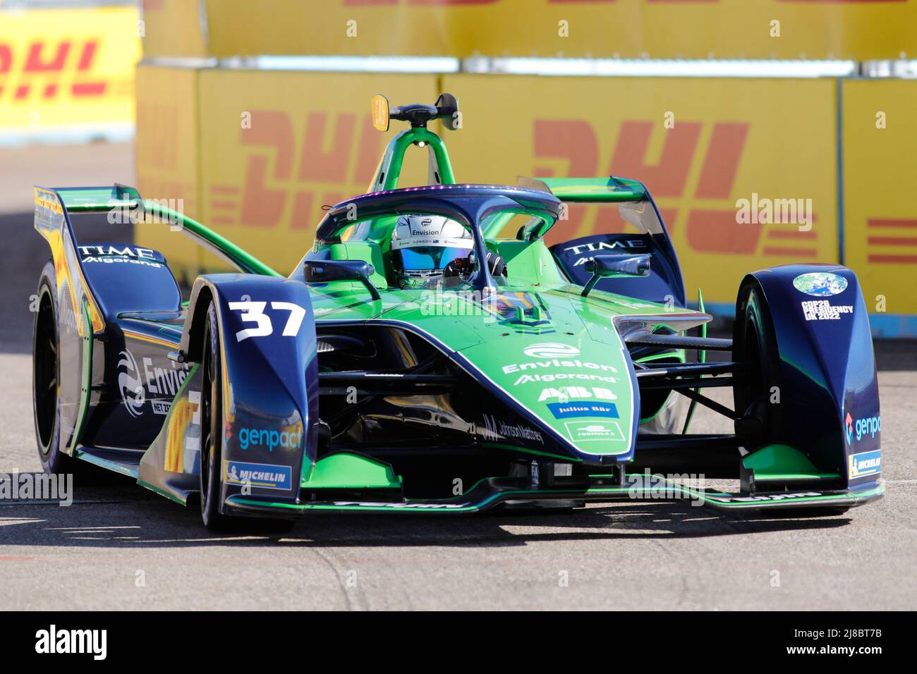 Berlino, Germania, 15th maggio 2022. 2022 Shell Recharge Berlin e-Prix, Round 8 del Campionato del mondo di Formula e ABB FIA 2021-22, Tempelhof Airport Circuit a Berlino, Germania nella foto: #37 Nick CASSIDY (NZL) di Envision Racing durante la seconda sessione di prove © Piotr Zajac/Alamy Live News Foto Stock