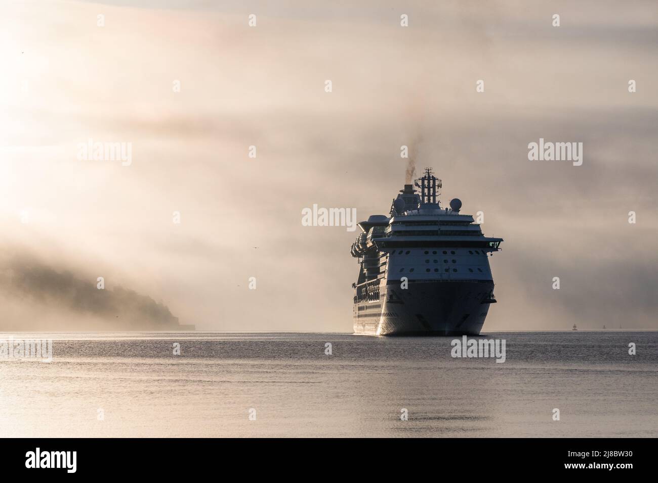 Cobh, Cork, Irlanda. 15th maggio 2022. Nave da crociera Jewel of the Seas emerge dalla nebbia costiera come lei si avvicina a Cobh, Co. Cork, Irlanda. - Credit; David Creedon / Alamy Live News Foto Stock