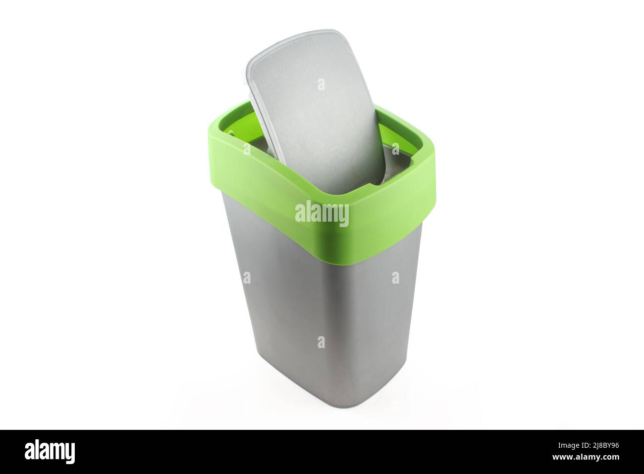Contenitore per rifiuti interno con coperchio isolato su sfondo bianco. Contenitore per rifiuti grigio e verde aperto Foto Stock