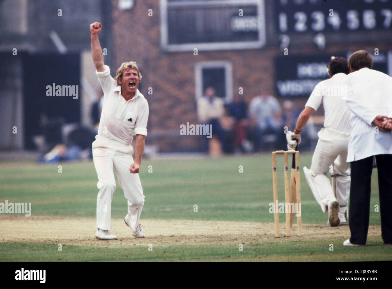 Barry Wood ex cricketer visto qui nel 1982 con il suo marchio di denti Gapped. Ha giocato 12 partite di prova per l'Inghilterra come battitore di apertura, 13 partite di un giorno. Per i club ha giocato cricket di prima classe per lo Yorkshire nel 1964, per il Lancashire dal 1966 al 1979 ed è stato capitano del Derbyshire dal 1980 al 1983 Foto di Tony Henshaw Foto Stock