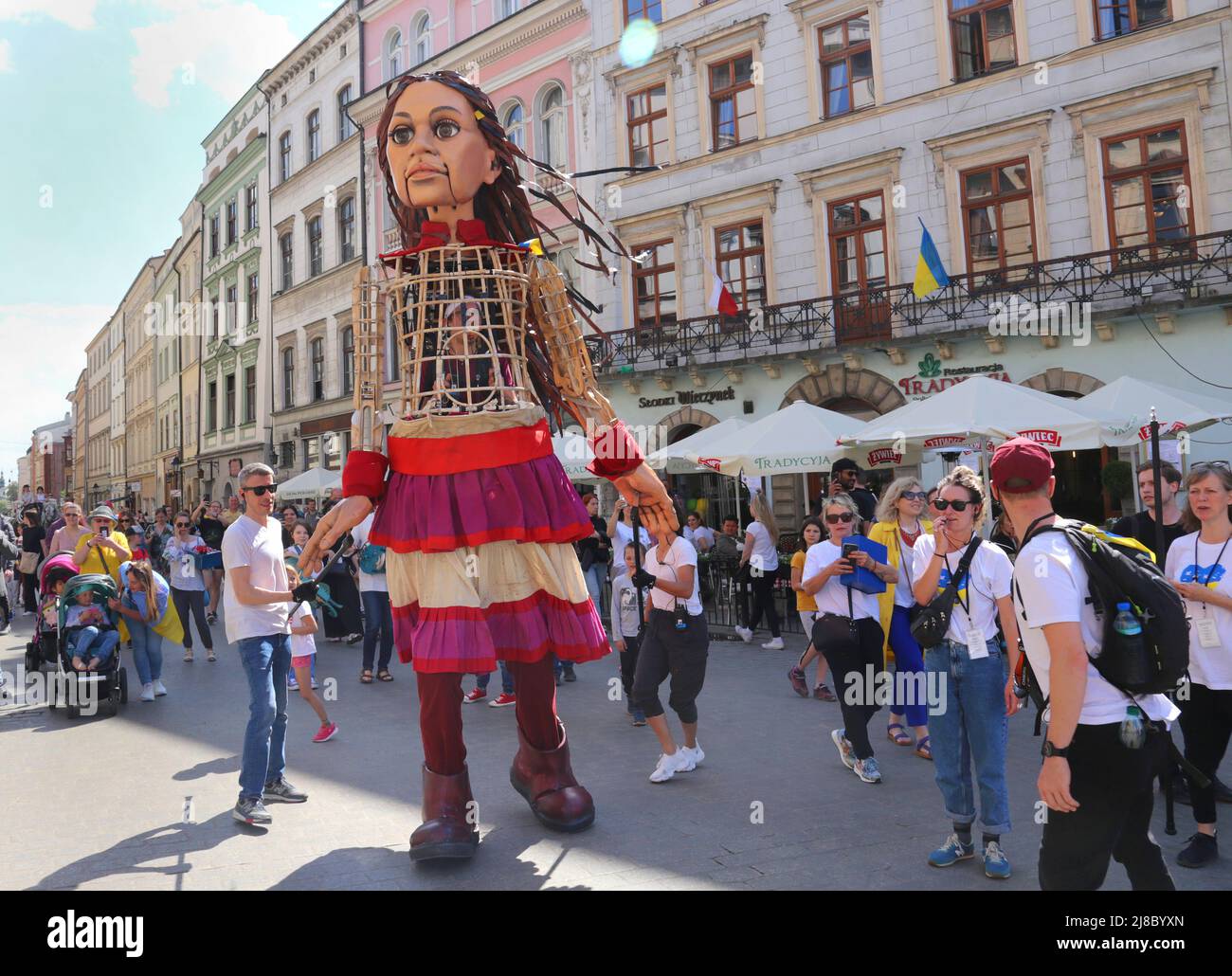 Cracovia. Cracovia. Polonia. Little Amal, marionetta alta 3,5 metri che rappresenta la siriana 9 yo rifugiata ragazza visitò Cracow, camminò attraverso il centro e incontrò wit Foto Stock