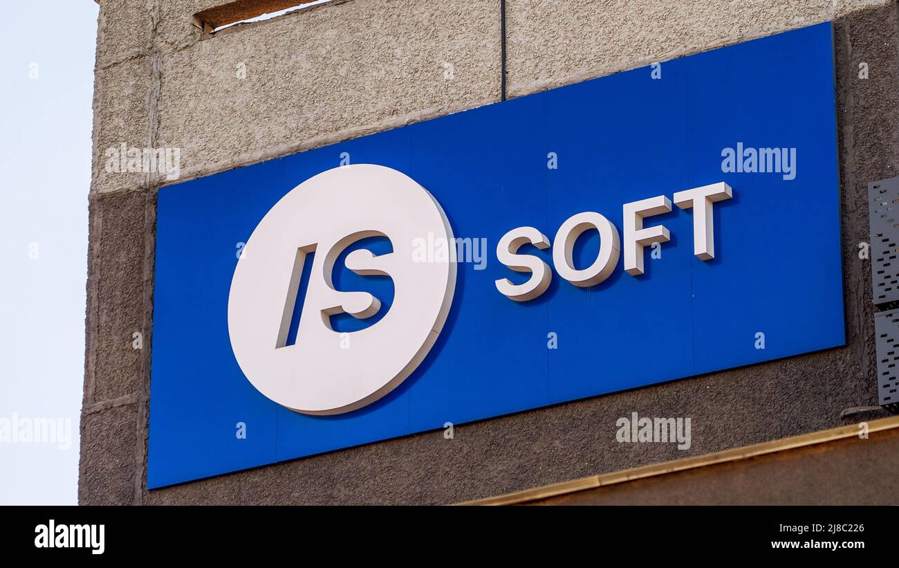Firma con il logo di ISsoft, una società di sviluppo di soluzioni IT controllata da Coherent Solutions Corporation Foto Stock