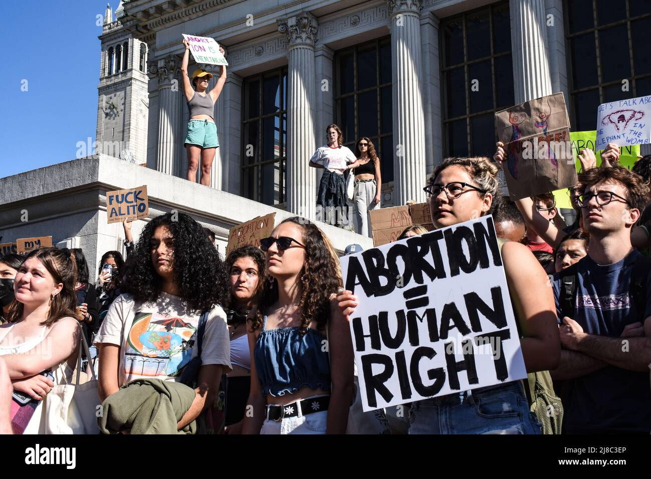 4 maggio 2022, Berkeley, California, Stati Uniti: Gli studenti UC Berkeley che tengono un raduno pro-choice nel campus di fronte alla biblioteca principale della scuola. A seguito di un documento trapelato che ha rivelato che la Corte Suprema ha redatto un parere per rovesci Roe Vs. Wade, che avrebbe portato l’aborto illegale dopo sei settimane in molti stati, sono scoppiate proteste a favore della scelta in tutto il paese, anche nei campus universitari. (Credit Image: © Katherine li/SOPA Images via ZUMA Press Wire) Foto Stock