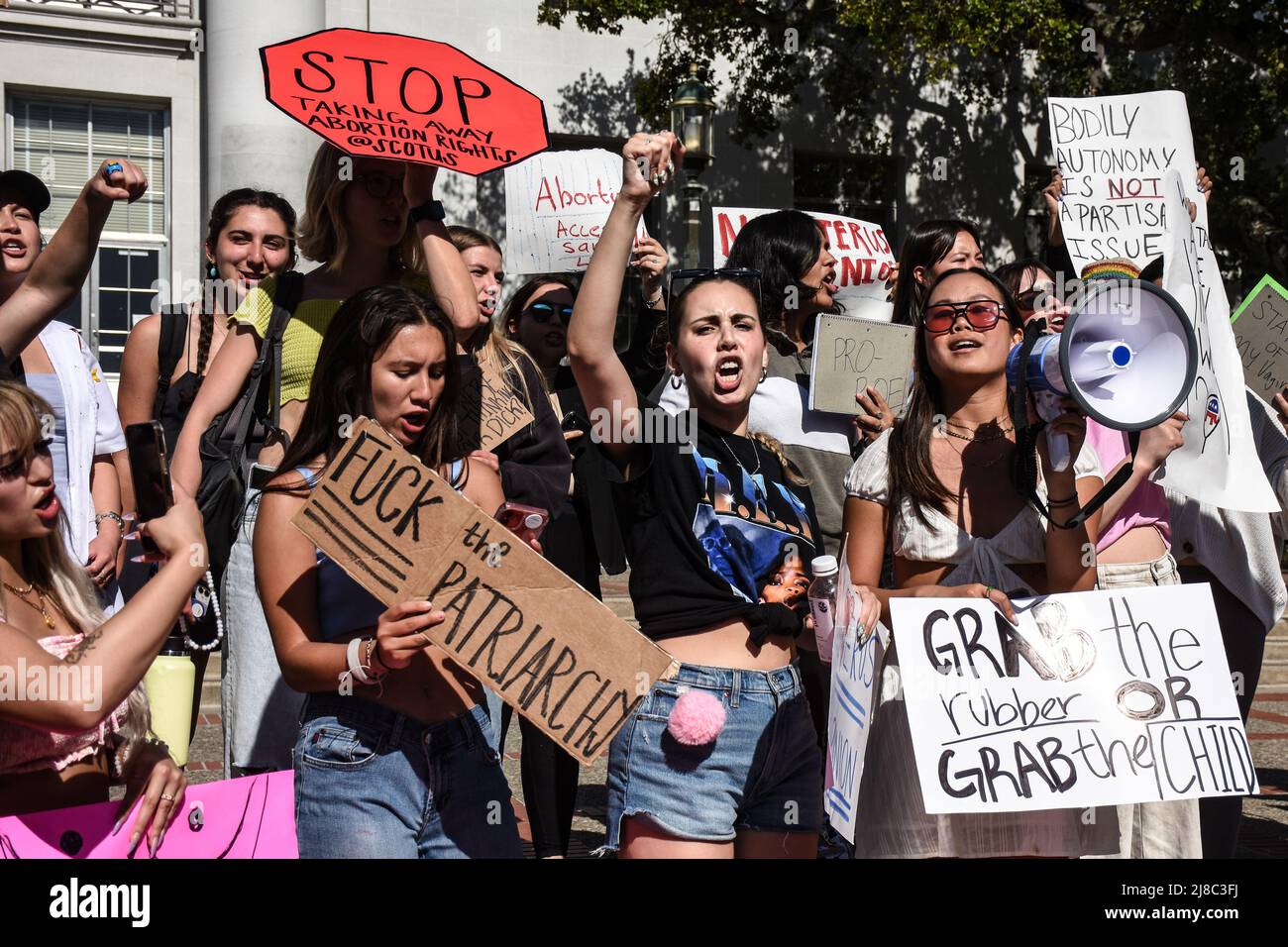 4 maggio 2022, Berkeley, California, Stati Uniti: Studenti della UC Berkeley che detengono una protesta a favore della scelta nel campus, con poster e megafoni. A seguito di un documento trapelato che ha rivelato che la Corte Suprema ha redatto un parere per rovesci Roe Vs. Wade, che avrebbe portato l’aborto illegale dopo sei settimane in molti stati, sono scoppiate proteste a favore della scelta in tutto il paese, anche nei campus universitari. (Credit Image: © Katherine li/SOPA Images via ZUMA Press Wire) Foto Stock