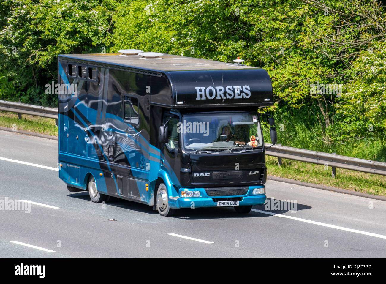 Furgone diesel DAF fa LF 45,15 DAY Blue Black 3920; guida sull'autostrada M61, Manchester, Regno Unito Foto Stock