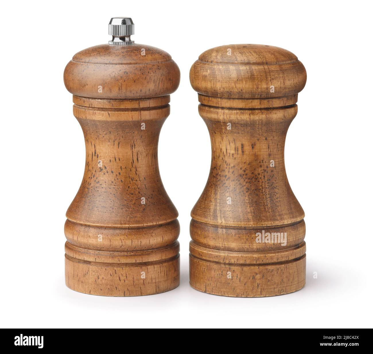 Vista frontale dello shaker di sale di legno e del mulino per pepe isolato su bianco Foto Stock