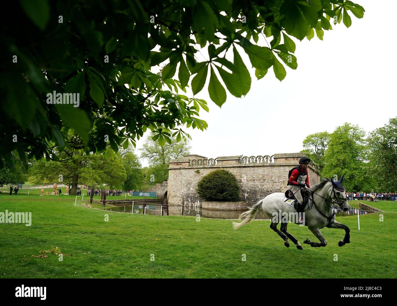 Andrew Heffernan su Gedeone II durante il terzo giorno dei Chatsworth International Horse Trails presso Chatsworth House, Bakewell. Data foto: Domenica 15 maggio 2022. Foto Stock