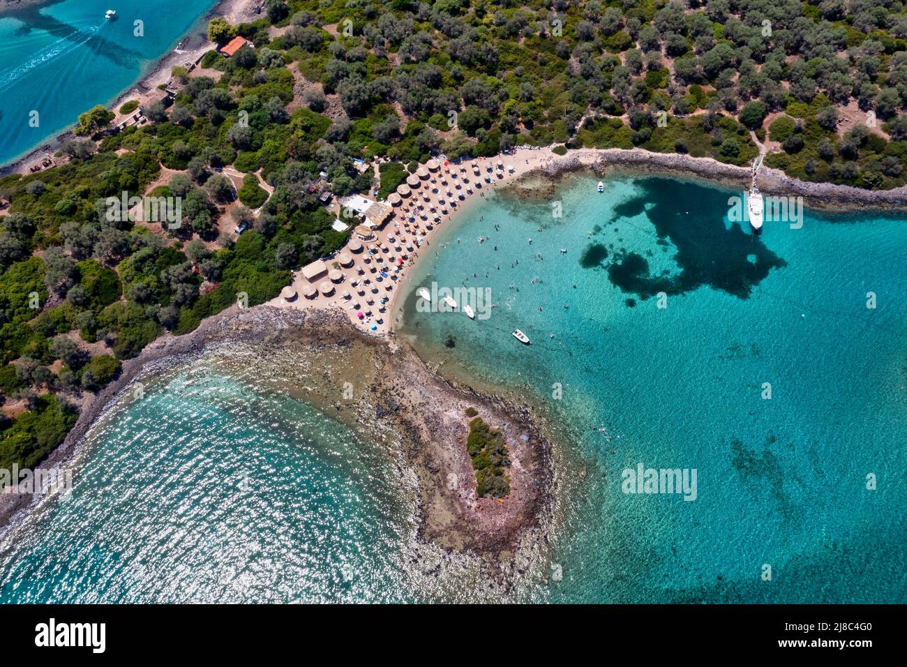 Vista aerea di Lichadonisia, isola popolare con i turisti in barca. Le Bahamas greche, nel Nord Eubea, Grecia. Foto Stock