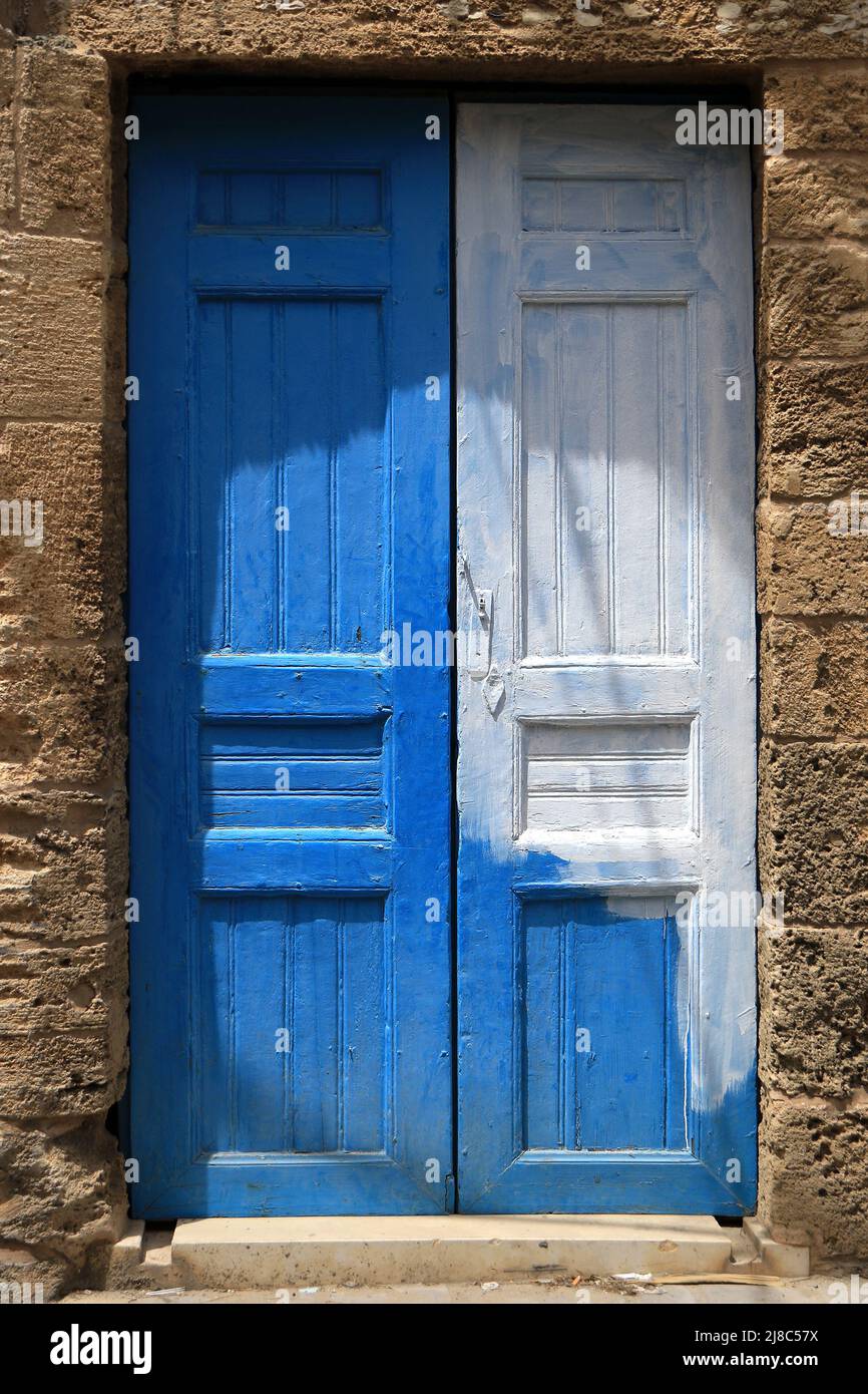 Una porta bianca e blu chiusa nella città libanese di Batroun. Foto Stock