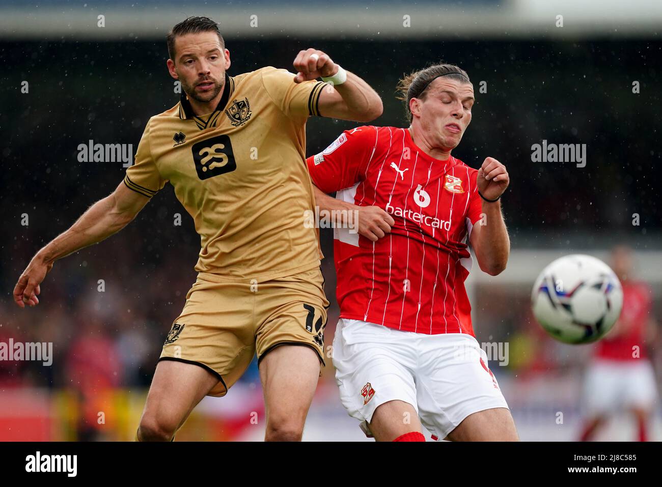 Aaron Martin di Port vale (a sinistra) e Josh Davison di Swindon Town combattono per la palla durante la partita della Sky Bet League due partite di semifinale, prima tappa al County Ground, Swindon. Data foto: Domenica 15 maggio 2022. Foto Stock