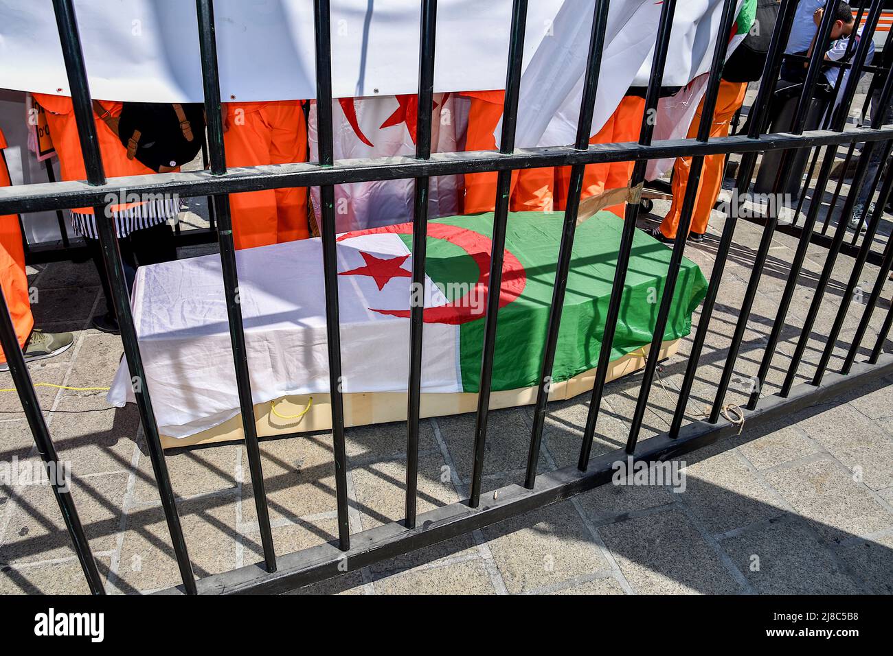 Durante la manifestazione si vede una bara coperta di bandiera algerina. Centinaia di membri della diaspora algerina marciano a Marsiglia contro la dittatura militare nel loro paese. (Foto di Gerard Bottino / SOPA Images/Sipa USA) Foto Stock