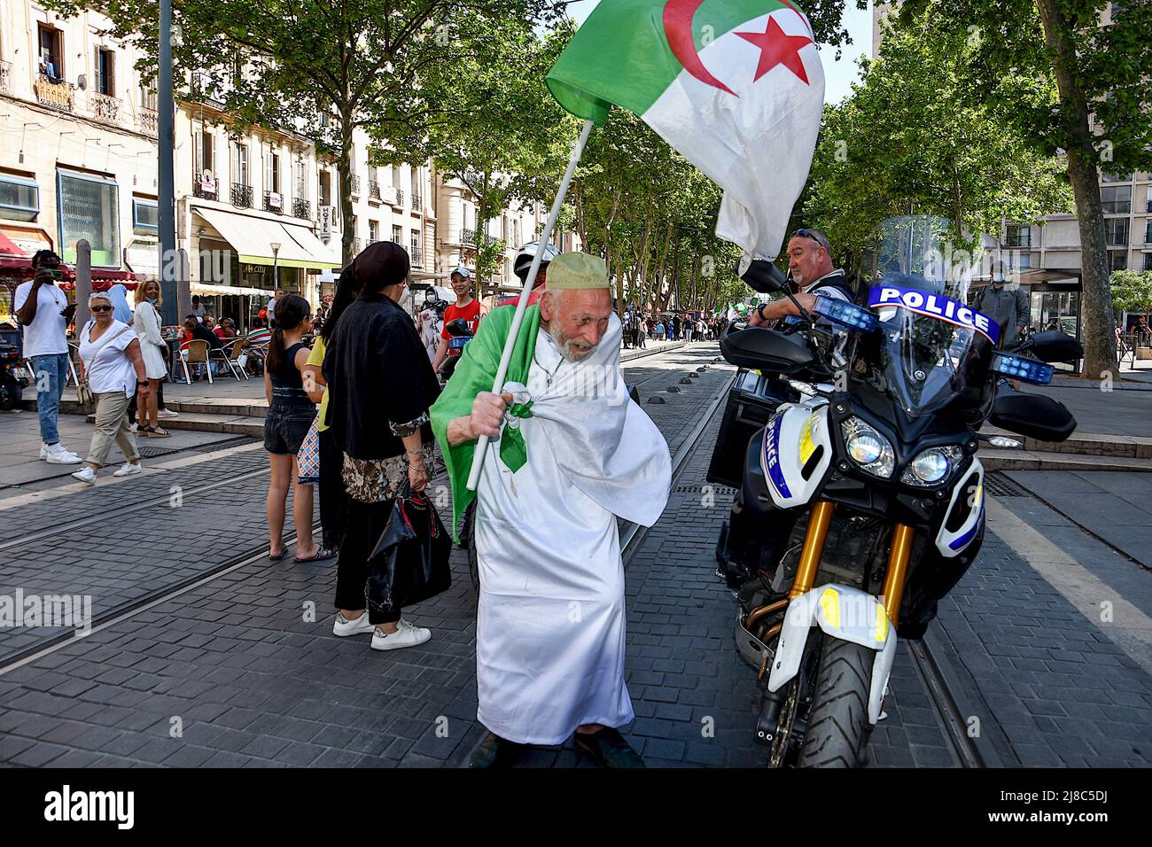 Durante la manifestazione, un manifestante detiene una bandiera algerina. Centinaia di membri della diaspora algerina marciano a Marsiglia contro la dittatura militare nel loro paese. (Foto di Gerard Bottino / SOPA Images/Sipa USA) Foto Stock