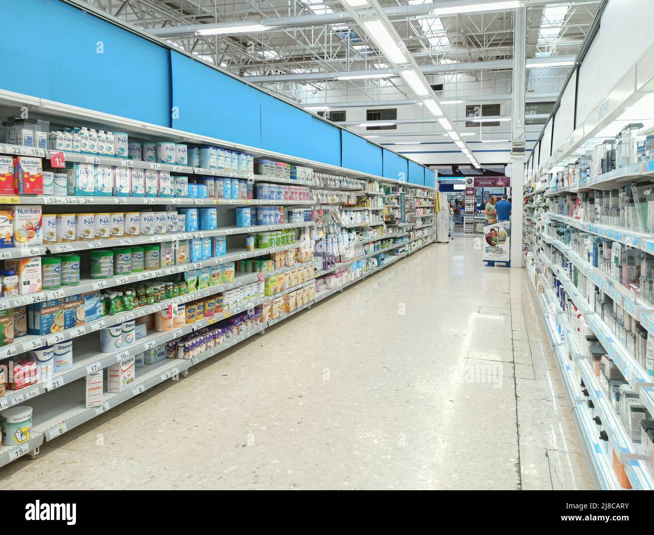 Huelva, Spagna - 10 maggio 2022: Scaffale di cibo e igiene per bambini in un supermercato Foto Stock