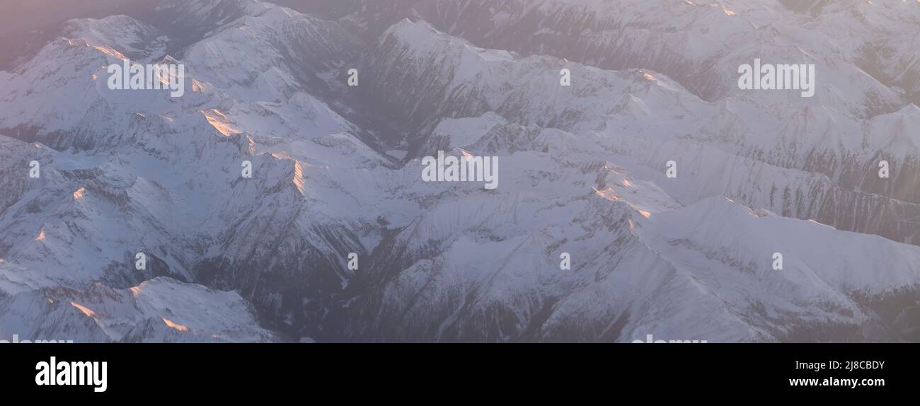 Le alpi montagne e la nebbia, da un aeroplano.at dawn.in monocromatico colore. Foto Stock