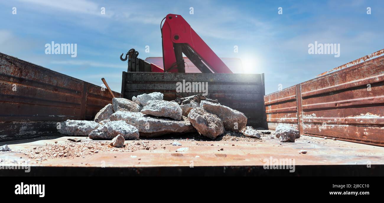 Escavatori a mano e dietro di un autocarro contenente pietre. Foto Stock