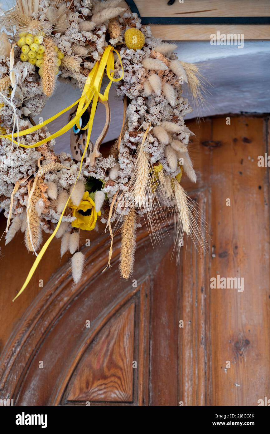 Corona di Pasqua decorazione appeso su una porta. Foto Stock