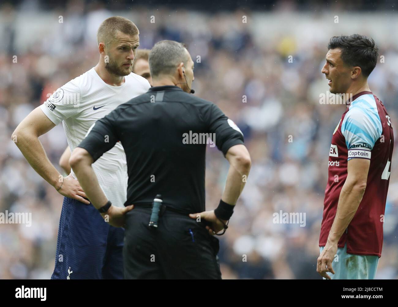 Londra, Inghilterra, 15th maggio 2022. Eric Dier di Tottenham Hotspur e Jack Cork di Burnley parlano con l'arbitro Kevin Friend mentre il VAR controlla una penalità che viene successivamente assegnata a Tottenham durante la partita della Premier League al Tottenham Hotspur Stadium di Londra. Il credito dell'immagine dovrebbe leggere: Paul Terry / credito dello Sportimage: Notizie dal vivo dello Sportimage/Alamy Foto Stock