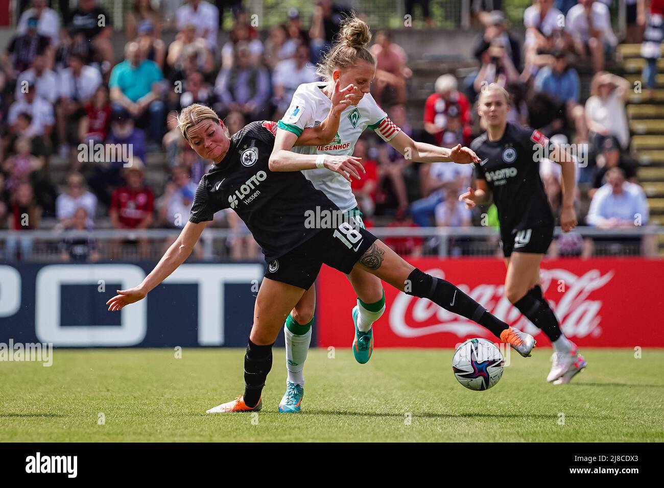 Lina Hausicke (18 Brema) e Verena Hanshaw (18 Francoforte) combattono per la palla durante la partita di flyeralarm Frauen-Bundesliga 2021/2022 tra Eintracht Frankfurt e SV Werder Bremen allo Stadio di Brentanobad a Francoforte sul meno, Germania. Norina Toenges/Sports Press Foto Foto Stock