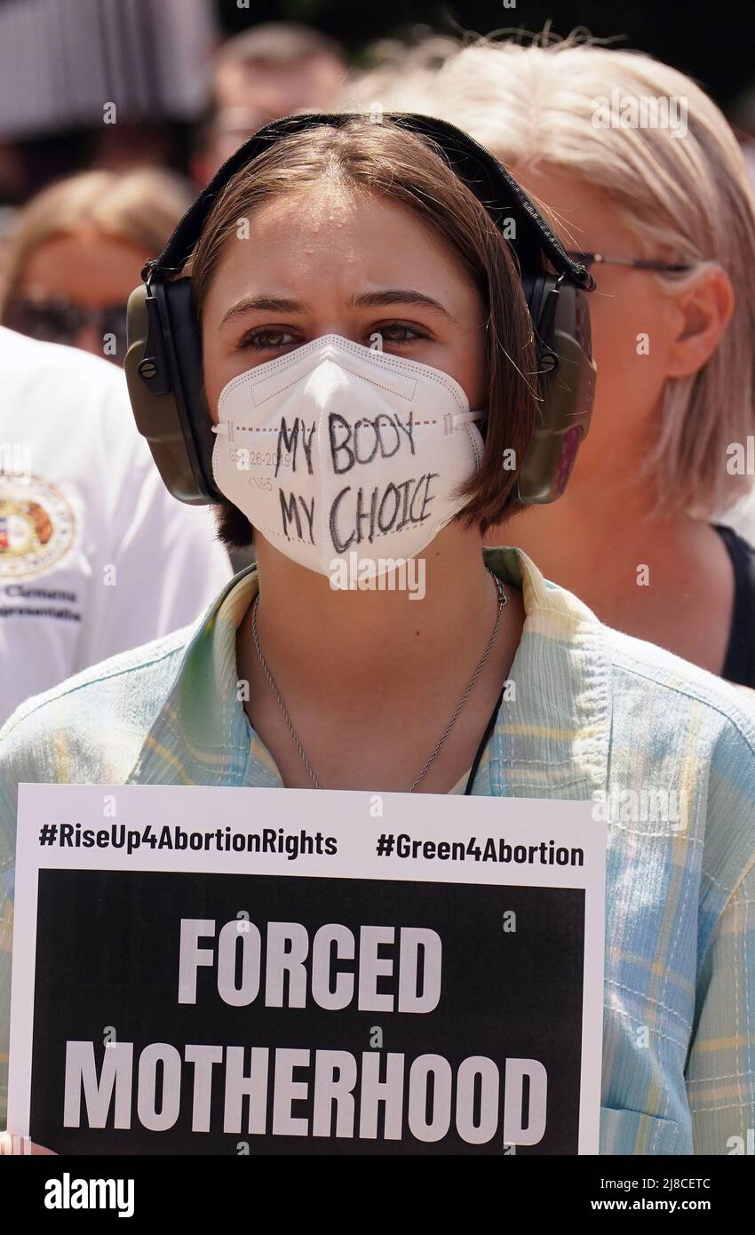 Le donne esprimono le loro opinioni in un Rally STL per i diritti di aborto, a St. Louis sabato 14 maggio 2022. A seguito della fuga di un'opinione della Corte Suprema che ha rovesciato Roe contro Wade, si stanno verificando raduni per i diritti di aborto in tutti gli Stati Uniti. Foto di Bill Greenblatt/UPI Foto Stock