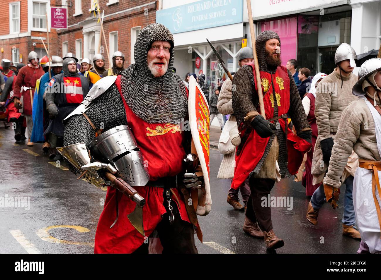 Lewes, Regno Unito. 15th maggio 2022. Le persone in costume medievale rifanno la storica Battaglia di Lewes del 1264 marciando per le strade e partecipando a battaglie fittizie in vari punti della città. Grant Rooney/Alamy Live News Foto Stock