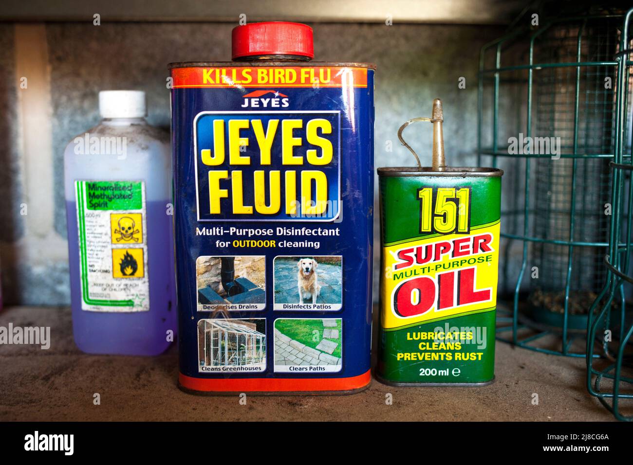 Una lattina di liquido Jeyes e 151 Super olio su uno scaffale in un garage nel Regno Unito Foto Stock