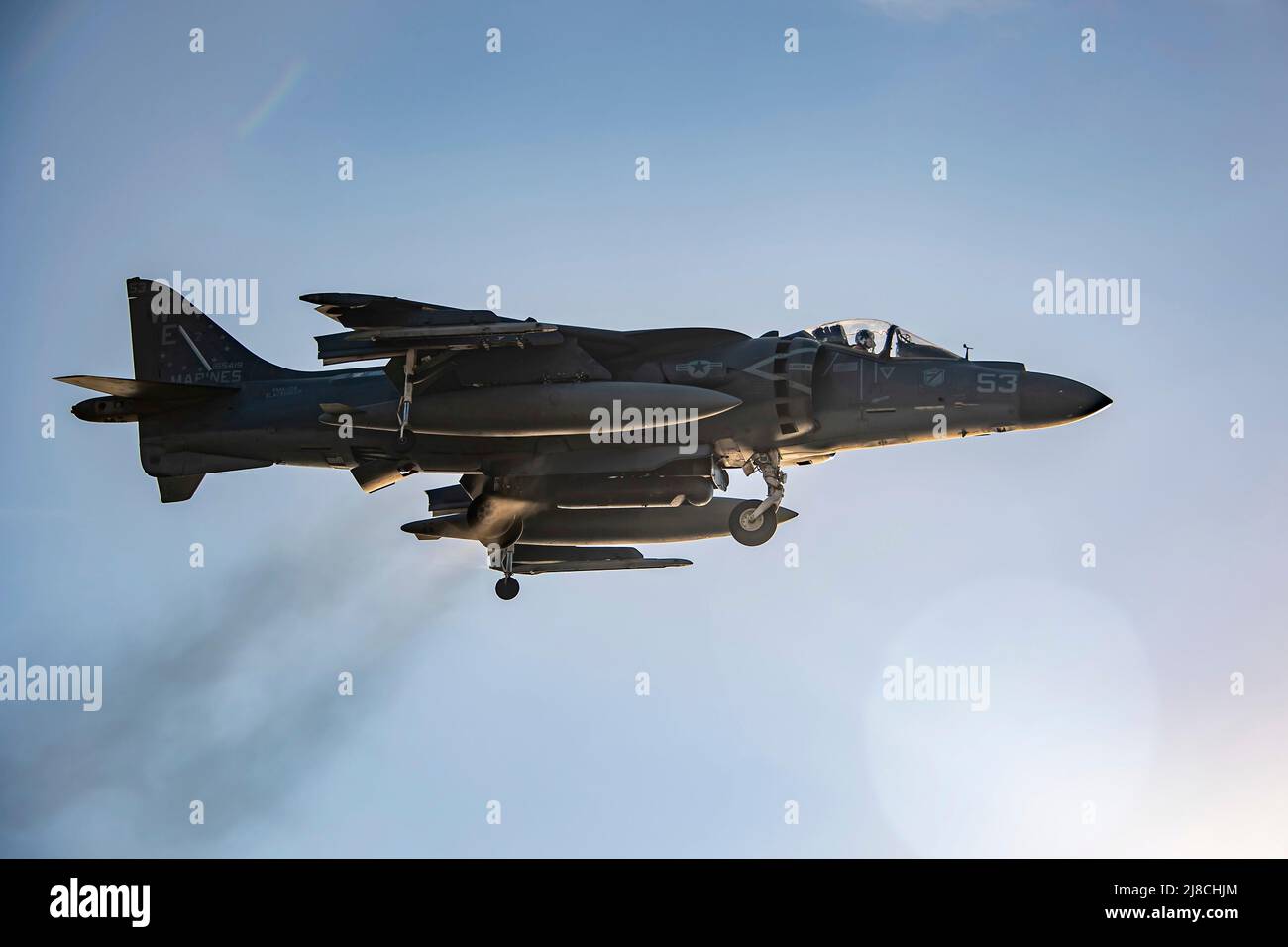 Un corpo della Marina degli Stati Uniti AV-8B Harrier attaccato alla pecora nera dell'attacco della Marina Squadron 214, effettua un atterraggio verticale sul ponte di volo della nave d'assalto anfibio di classe Wasp USS Essex, 4 dicembre 2021 che opera sul Golfo Arabico. Foto Stock