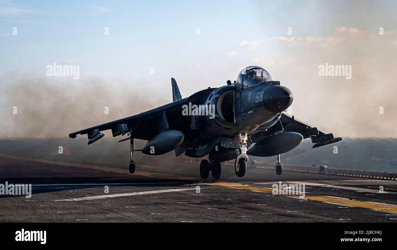 Un corpo della Marina degli Stati Uniti AV-8B Harrier attaccato alla pecora nera dell'attacco della Marina Squadron 214, effettua un decollo verticale dal ponte di volo della nave d'assalto anfibio di classe Wasp USS Essex, 4 dicembre 2021 che opera sul Golfo Arabico. Foto Stock