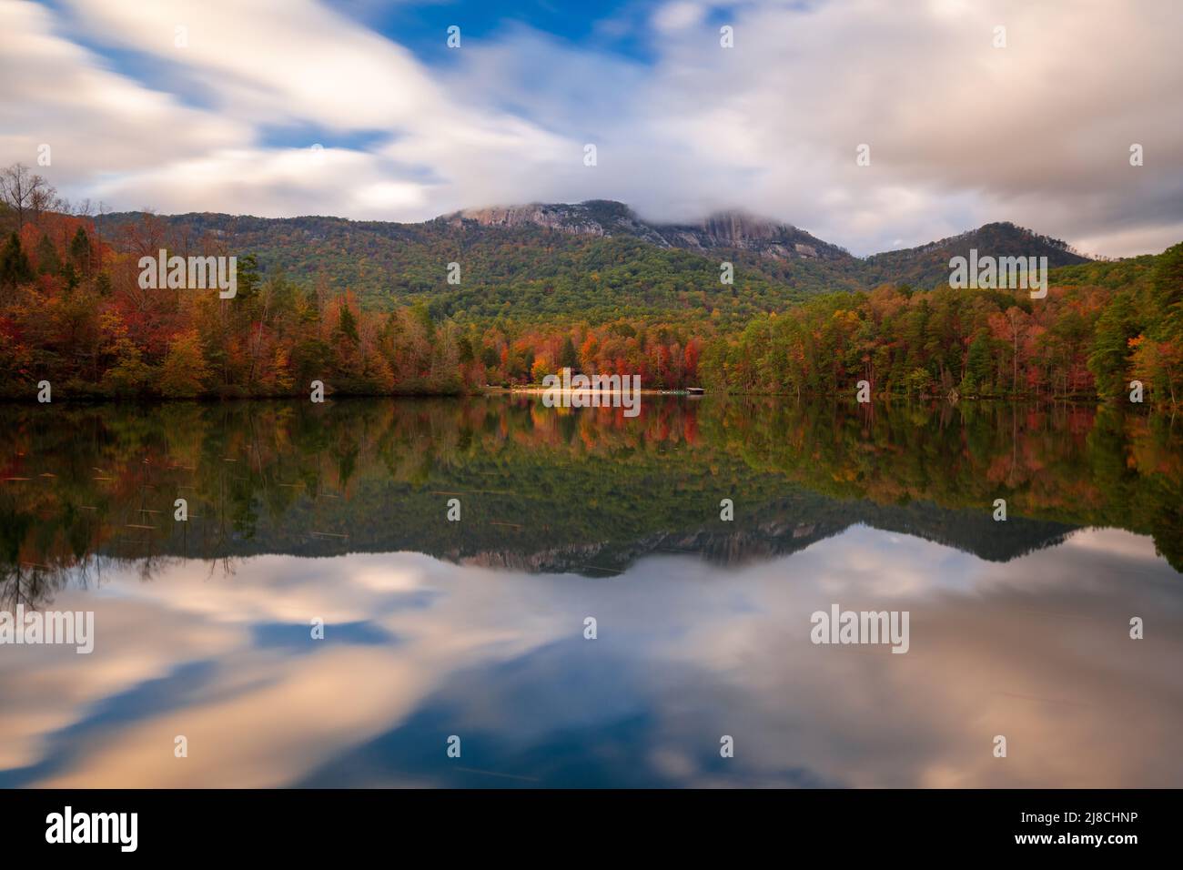 Table Rock Mountain, Pickens, South Carolina, USA vista lago in autunno. Foto Stock