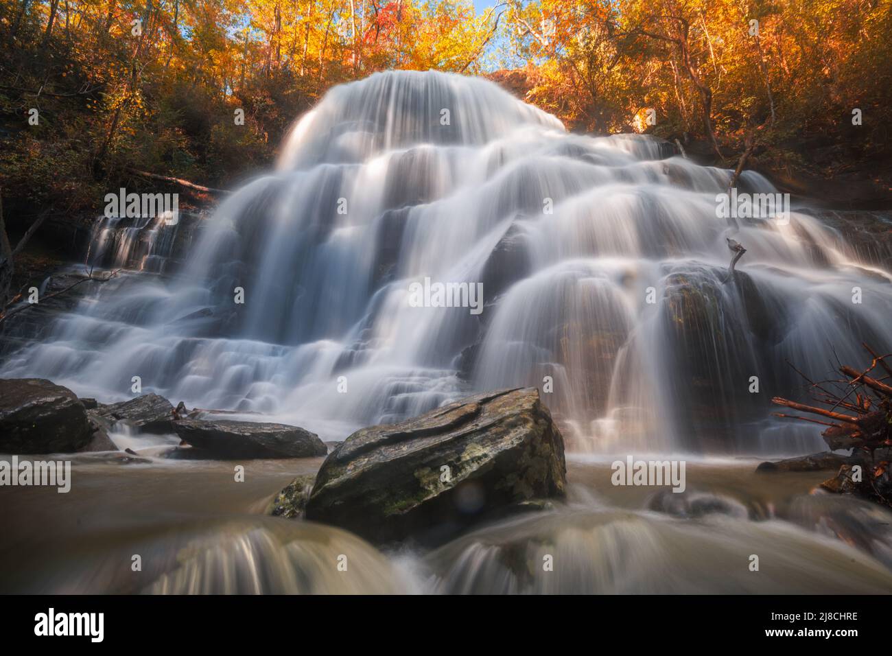Yellow Branch Falls, Walhalla, South Carolina, USA nella stagione autunnale. Foto Stock